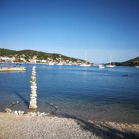 4756-1 For 3 Pers. In Vinišće