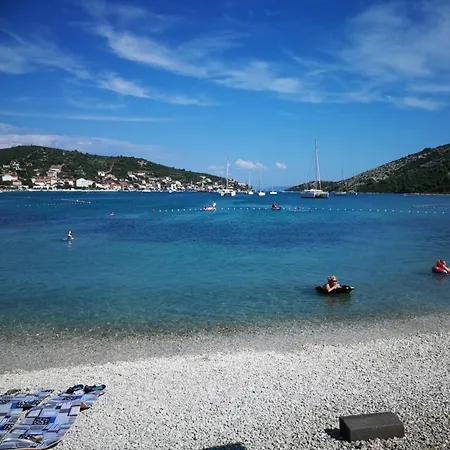 4756-1 For 3 Pers. In * Vinišće