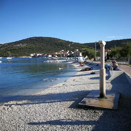 4756-1 For 3 Pers. In Vinišće