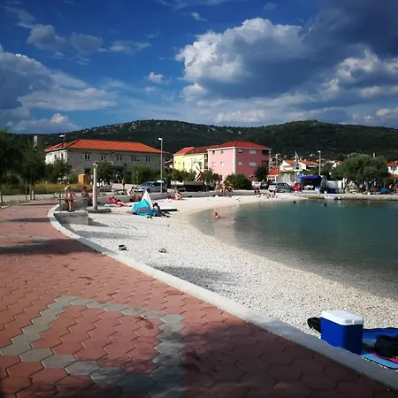 4756-1 For 3 Pers. In Apartman Vinišće