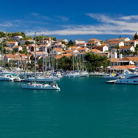 4756-1 For 3 Pers. In * Vinišće